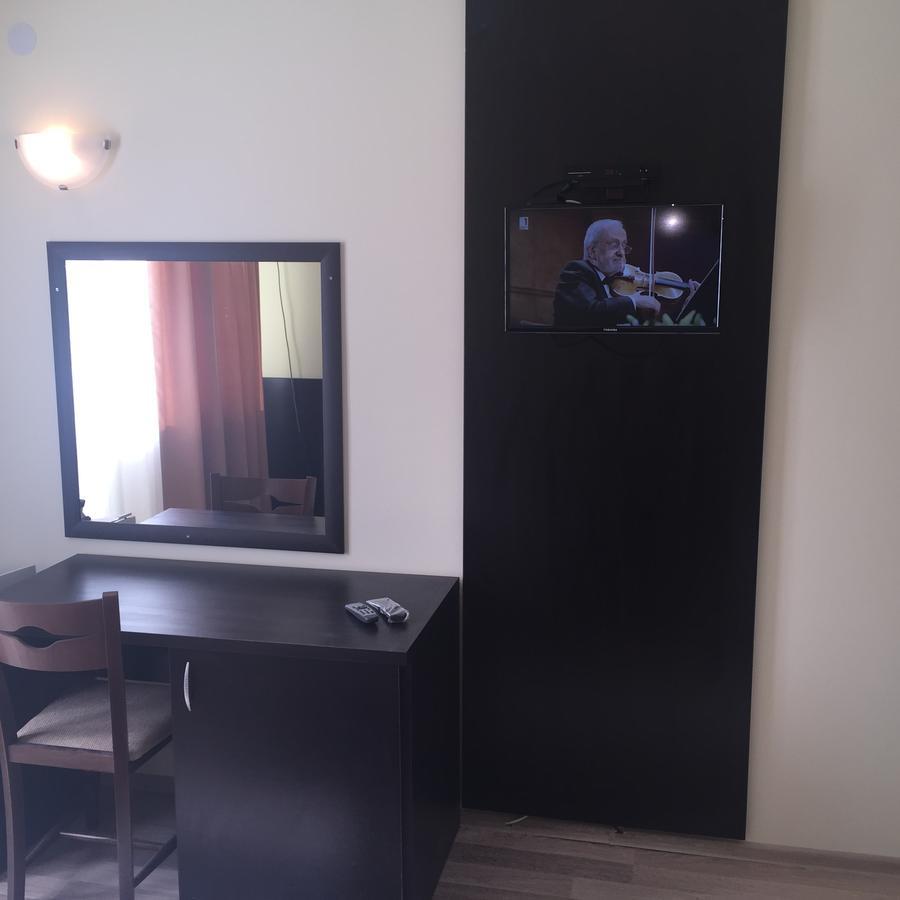 Хотел "Божур" Mineralni Bani Exteriör bild