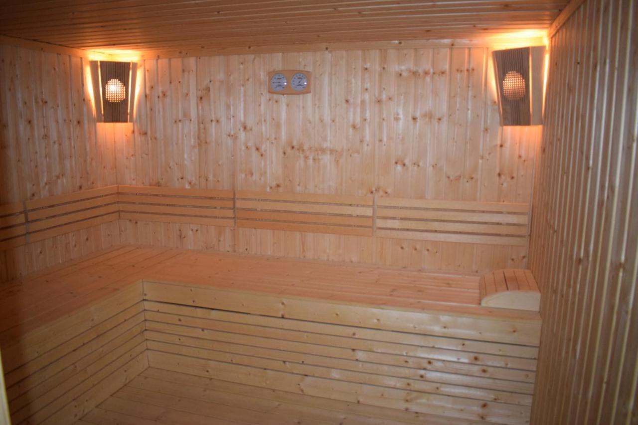 Хотел "Божур" Mineralni Bani Exteriör bild